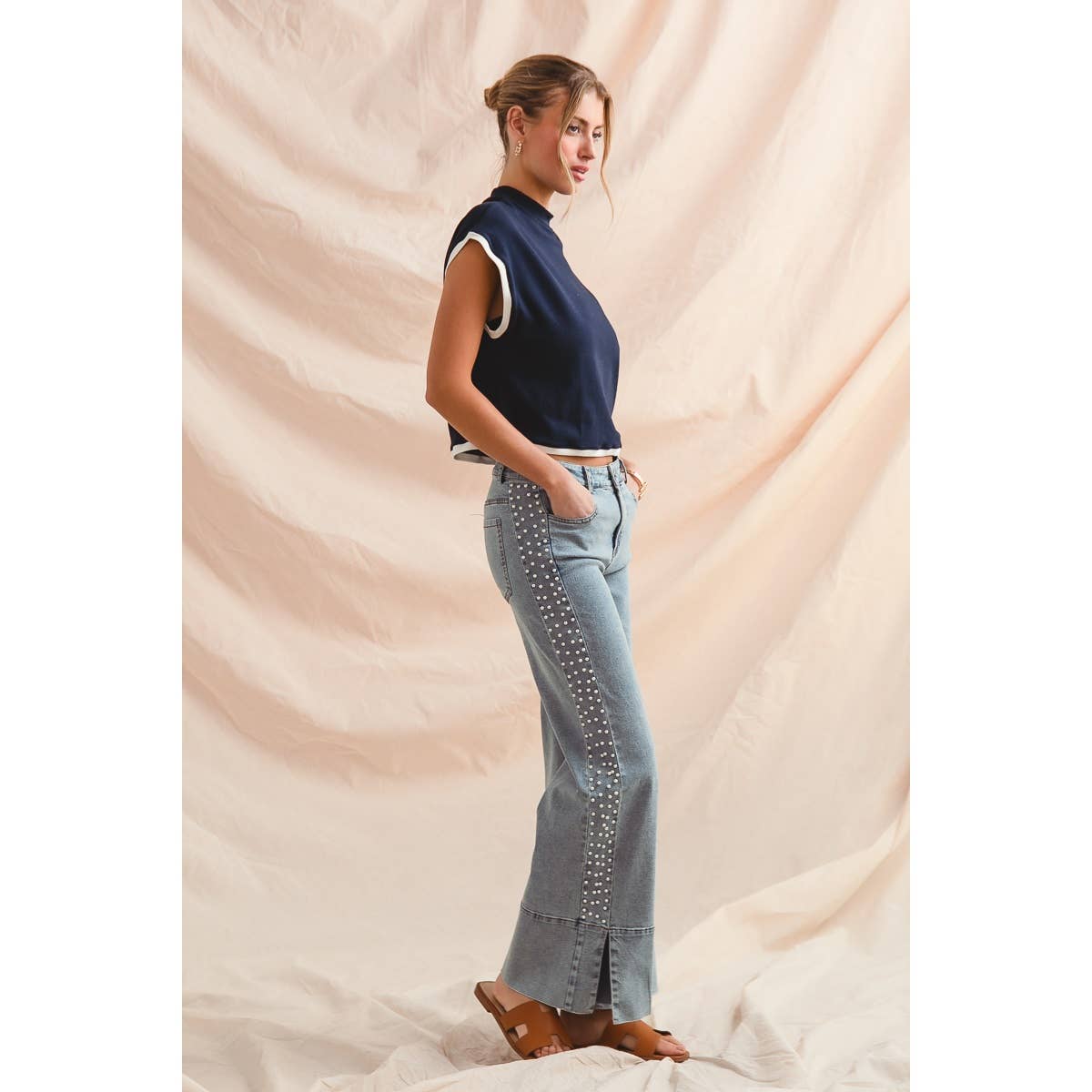 MID RISE FLARE BOTTOM DENIM JEANS WITH SIDE PEARL