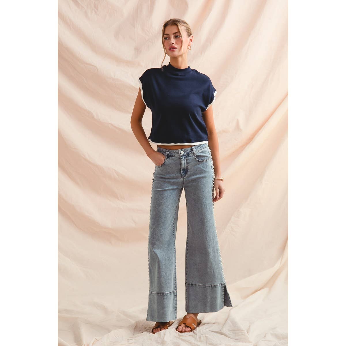 MID RISE FLARE BOTTOM DENIM JEANS WITH SIDE PEARL