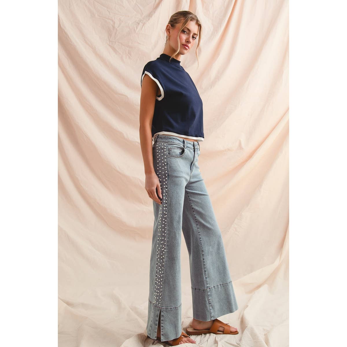 MID RISE FLARE BOTTOM DENIM JEANS WITH SIDE PEARL