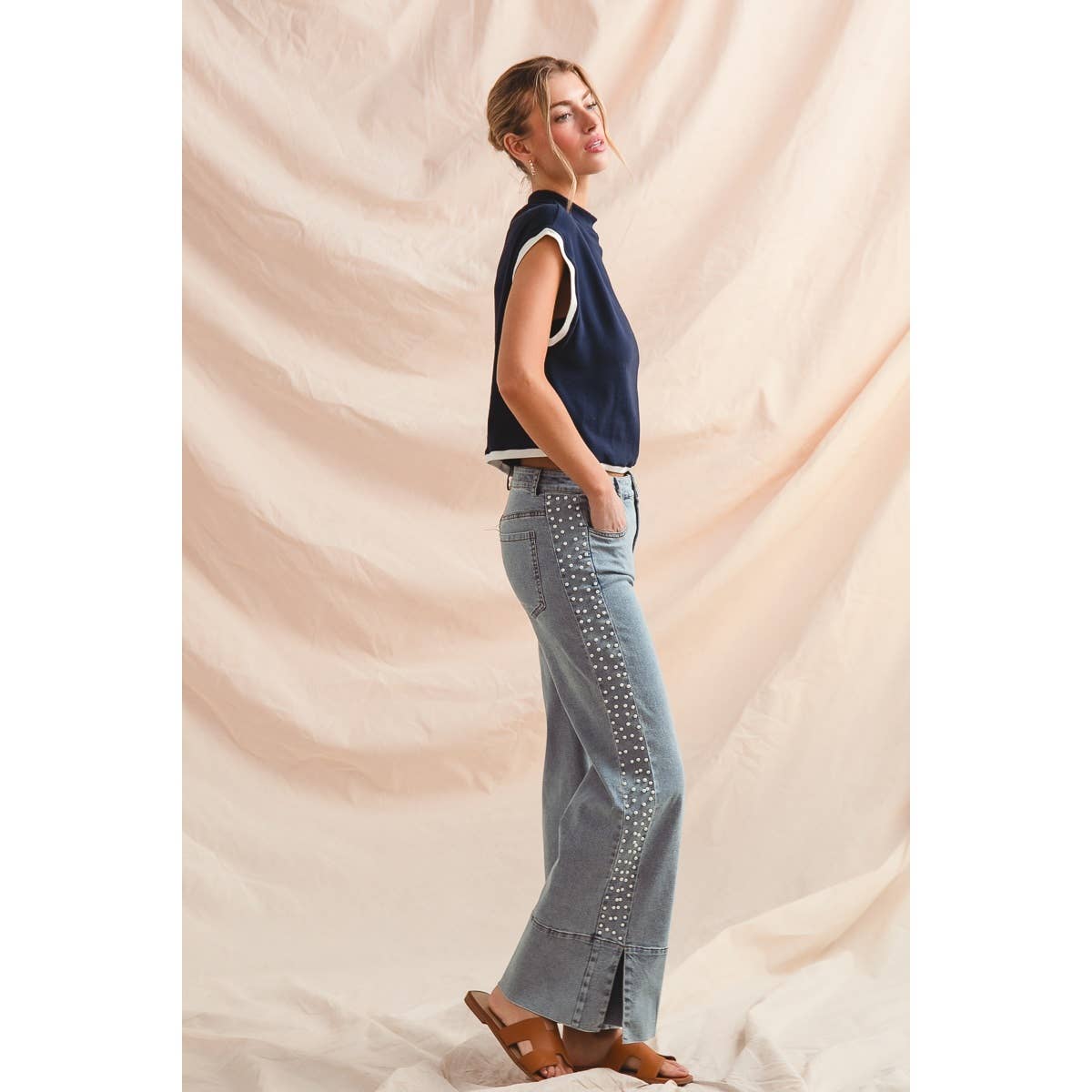 MID RISE FLARE BOTTOM DENIM JEANS WITH SIDE PEARL
