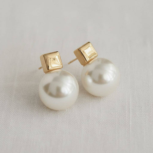 Chic High-Gloss Pearl Stud Earrings