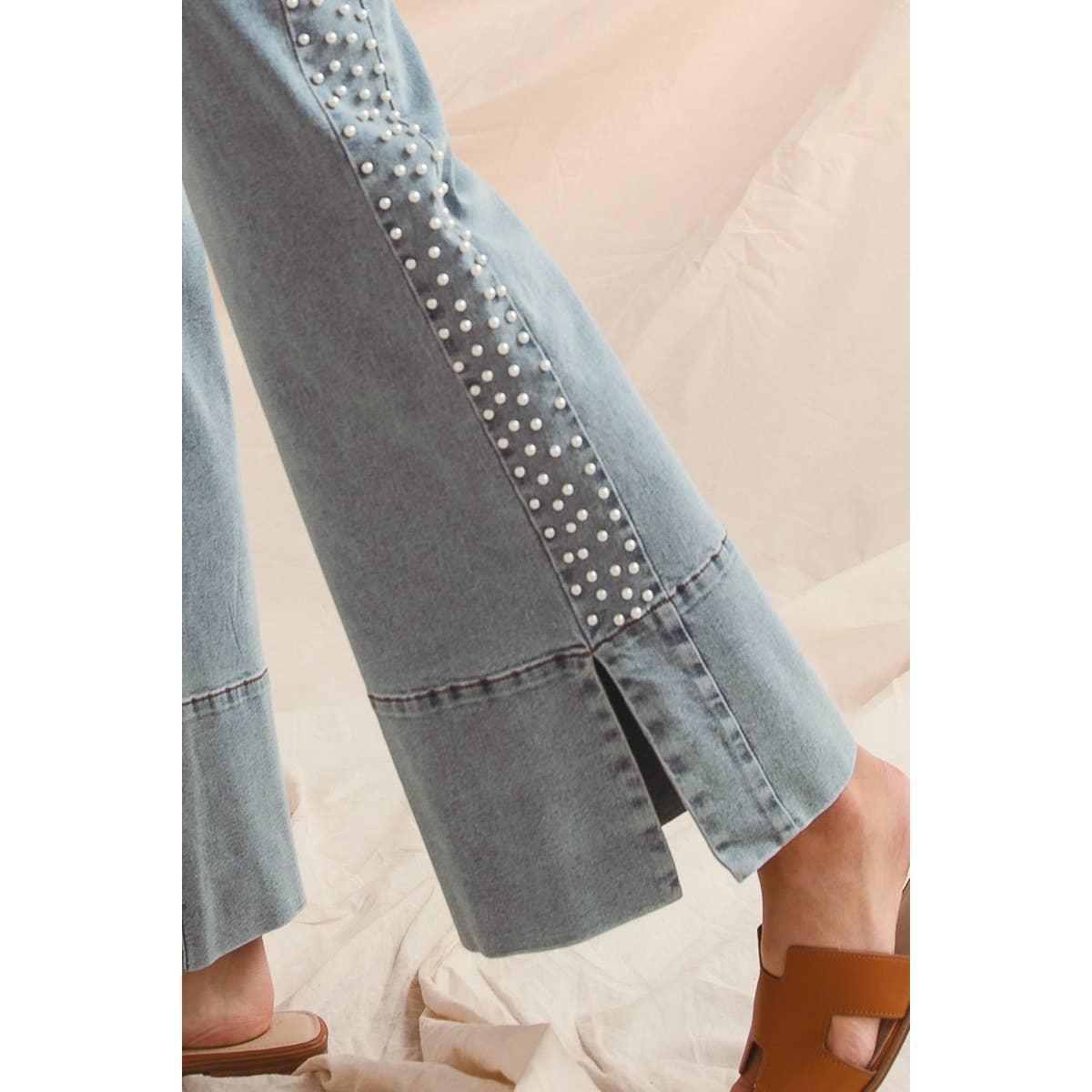 MID RISE FLARE BOTTOM DENIM JEANS WITH SIDE PEARL